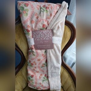 lily+faye Floral Printed Gauze Throw in Berries and Blush Pink